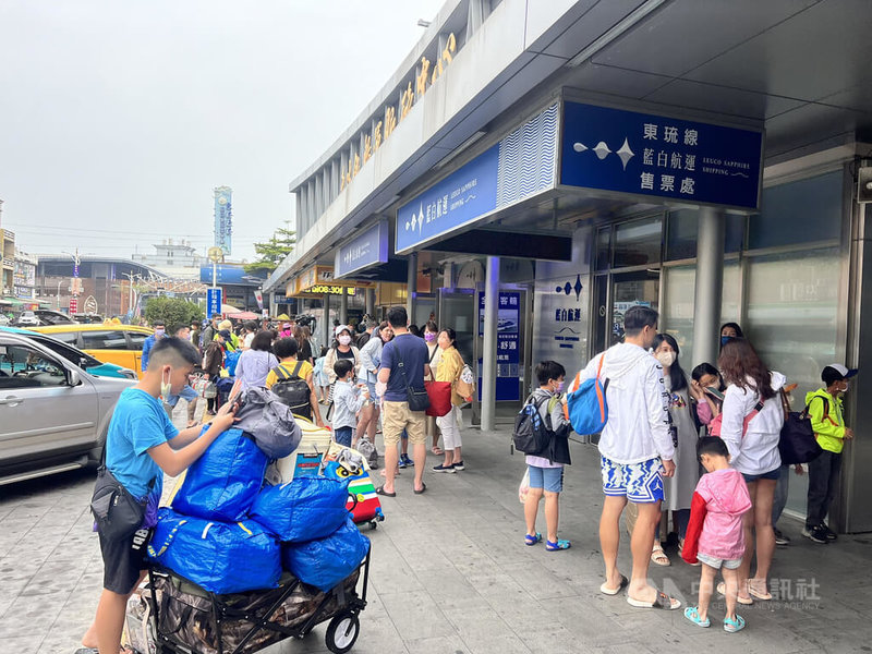 屏東小琉球也是清明連假旅遊熱點，1日上午8時起，東琉線碼頭就開始陸續出現搭船旅客，船公司將視人潮狀況機動加開船班因應。中央社記者李卉婷攝  112年4月1日