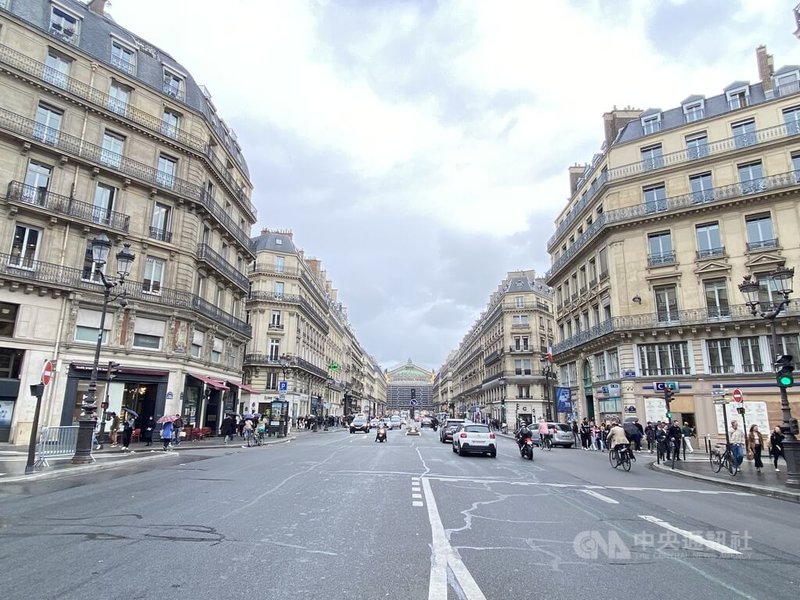 奧斯曼男爵的巴黎大改造計畫啟動至今滿170年，讓巴黎從中世紀脫胎換骨。如今巴黎整齊街道與壯麗的奧斯曼建築有著花都獨特的魅力，吸引全球遊客。圖為奧斯曼打造的歌劇院大街，正對面即為加尼葉歌劇院。中央社記者曾婷瑄巴黎攝 112年4月1日