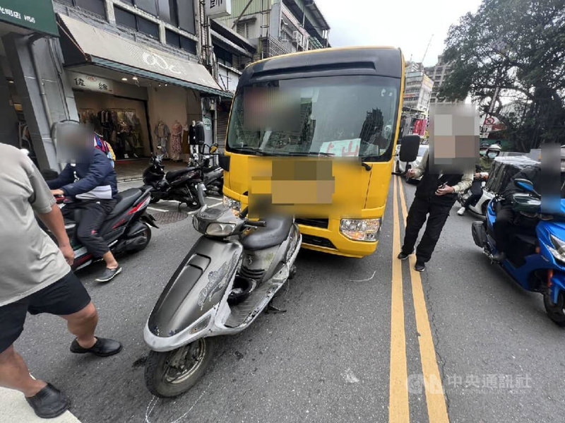 51歲劉姓司機日前駕駛公車行經台北市北投區時，疑未注意前方號誌，不慎撞到停等紅燈的機車，所幸騎士無大礙。警方到場現劉男酒駕，訊後將人依法送辦，肇事司機目前已被開除。（翻攝畫面）中央社記者劉建邦傳真 112年4月1日