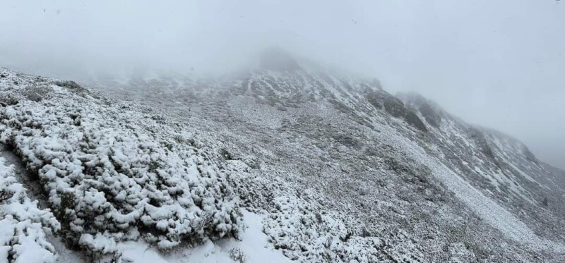 布農卡里布灣登山隊1日分享雪山降雪照片。（圖取自facebook.com/bununmountain）