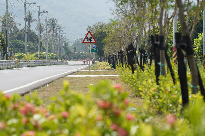 高雄市六龜區台27線大津路段曾被稱為「全台最窄省道」，拓寬工程歷經5年，1日舉行竣工祈福儀式，祈願這條全台獨一無二紫蝶公路，帶動商業及觀光產業發光發熱。（公路總局第三區養護工程處提供）中央社記者洪學廣傳真  112年4月1日