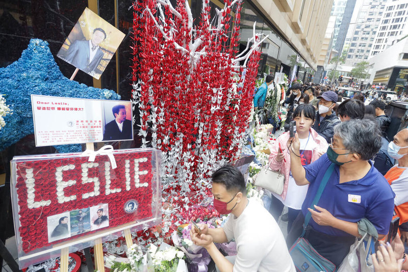 巨星張國榮逝世20週年，1日中環文華東方酒店外有大批張國榮粉絲前來獻花。（中通社提供）中央社 112年4月1日