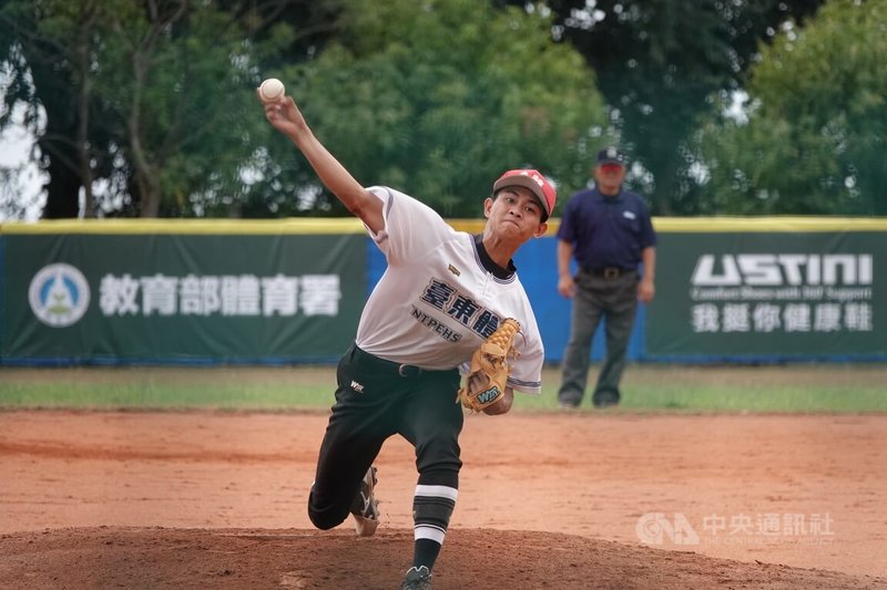 U18東岸聯盟棒球賽台東體中白隊1日與普門中學交手，東體白隊派出高二投手王宇翔（圖）先發，總計用66球投5局，6K無失分、飆速146公里，率隊以6比1拿勝。中央社記者謝靜雯攝  112年4月1日