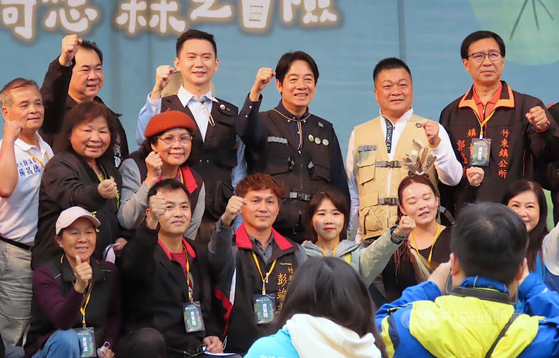 2023竹北市兒童藝術節1日在水圳公園登場，副總統賴清德（後右3）到場，與竹北市長鄭朝方（後右4）等人一起為活動揭幕。中央社記者魯鋼駿攝  112年4月1日