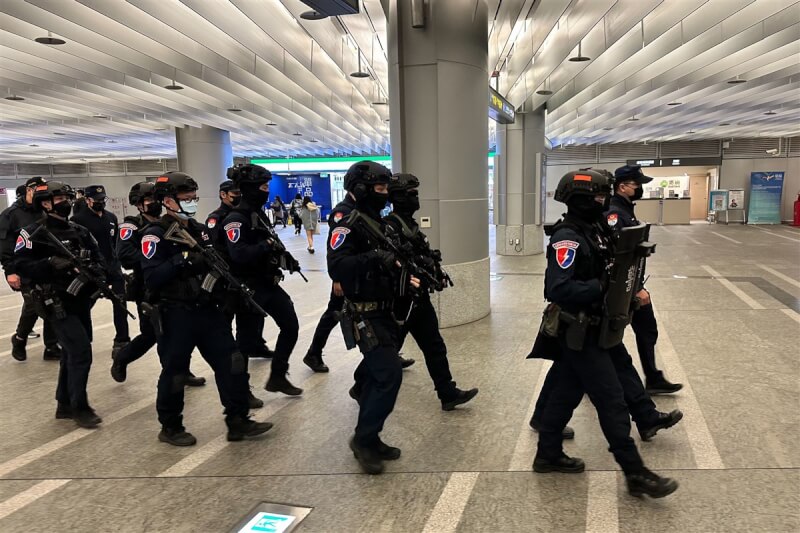 圖為捷運警察隊2月於桃園機場捷運站內巡邏，確保民眾安全。（捷運警察隊提供）