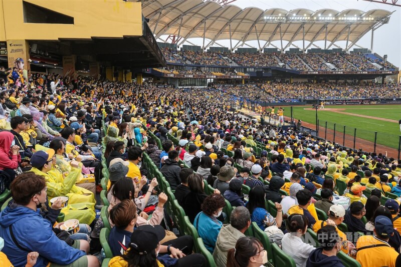 圖為2023年中職球季開幕戰4月1日在台中洲際棒球場開打。（中央社檔案照片）