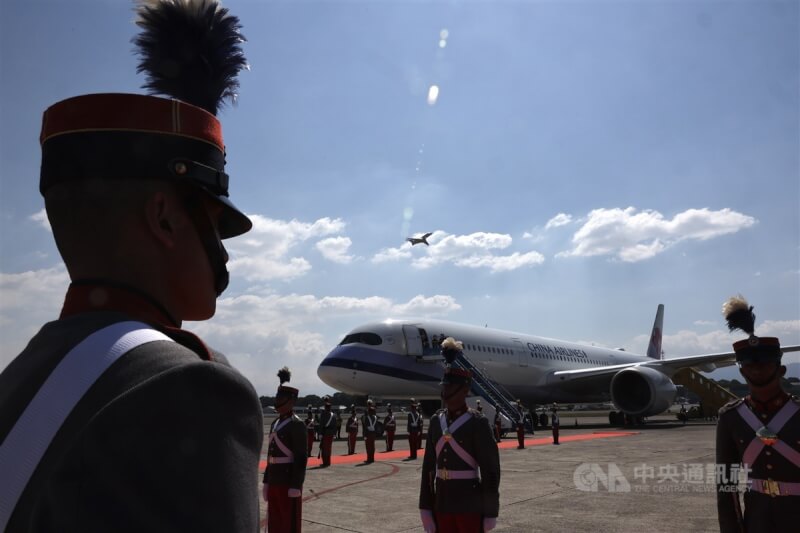 總統蔡英文搭乘專機於當地時間3月31日下午飛抵中美洲友邦瓜地馬拉，瓜國禮兵列隊歡迎。中央社記者趙世勳攝 112年4月1日