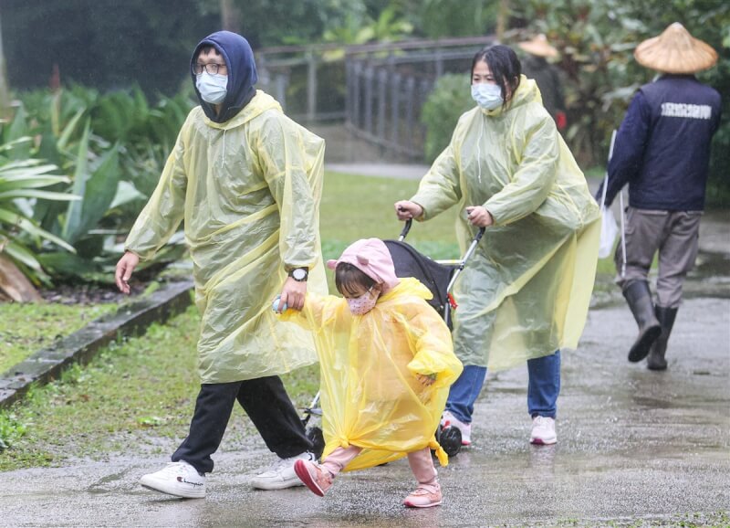 圖為北部民眾穿雨衣帶孩子到台北市立動物園。（中央社檔案照片）