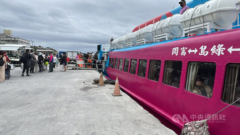 清明節連假首日，綠島、蘭嶼湧入遊客，台東富岡港1日上午爆人潮，客輪班班客滿。中央社記者盧太城台東攝  112年4月1日