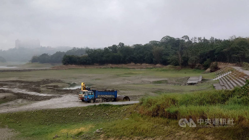 嘉義仁義潭水庫蓄水率持續下探，根據水利署最新資訊，蓄水率1日只剩25.2%，綿綿細雨未能帶來明顯效益，清淤工程車仍停放在水庫中。中央社記者蔡智明攝  112年4月1日