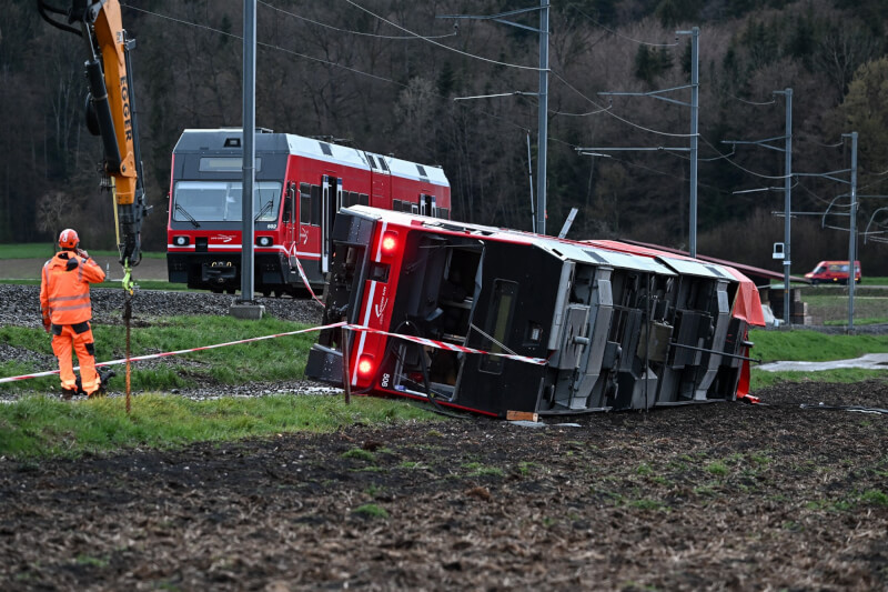 瑞士西北部地區3月31日颳起狂風，2列火車在暴風吹襲下出軌，造成15人受傷。（法新社）