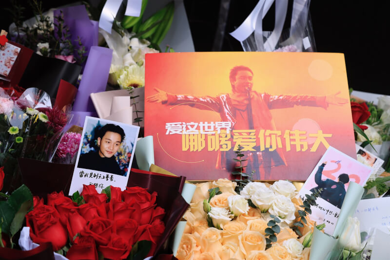粉絲們陸續到中環文華東方酒店外獻花留下紀念卡片追思，其中一張卡片寫著「愛這世界哪夠愛你偉大」。（中通社提供）中央社 112年4月1日