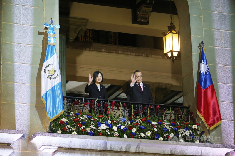 總統蔡英文（左）於當地時間3月31日與瓜地馬拉總統賈麥岱（右）進行兩國元首會談，會後並向樓下媒體、與會貴賓揮手致意。中央社記者趙世勳攝 112年4月1日