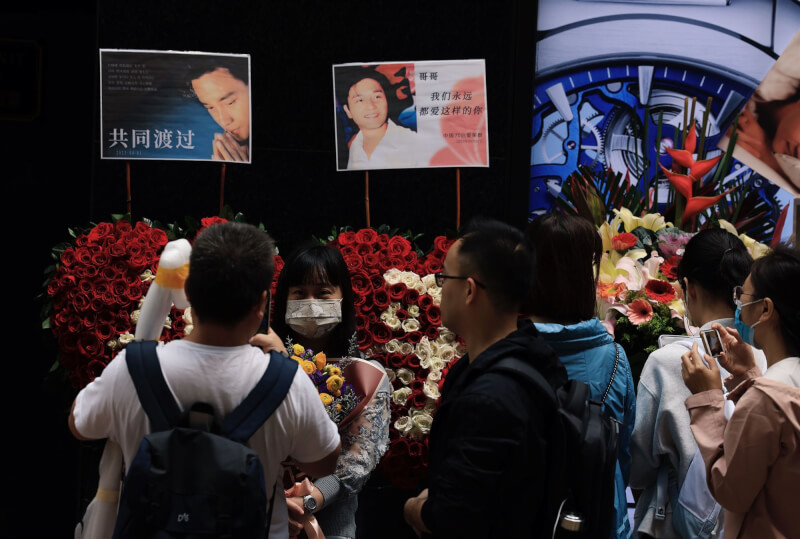 4月1日適逢巨星張國榮逝世20週年，香港湧現悼念人潮，明顯比往年來得多。（中通社提供）中央社 112年4月1日