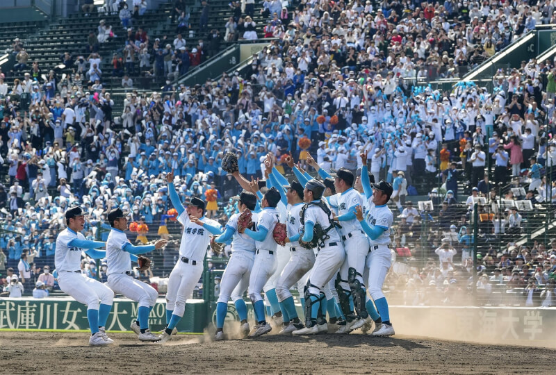 日本山梨學院高校打線在1日春季甲子園冠軍戰大爆發，成功奪下隊史及山梨縣甲子園首冠。（共同社）