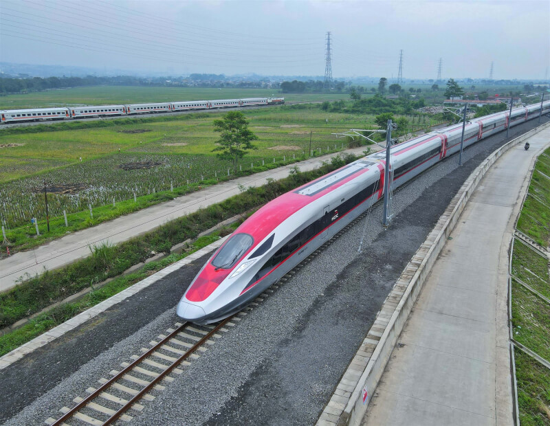 圖為去年11月一輛列車在印尼雅萬高鐵萬隆德卡魯爾站試駕。（中新社）