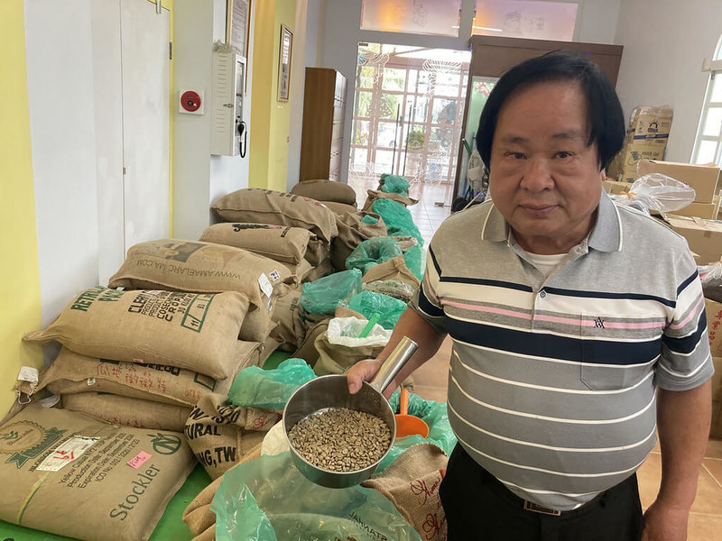 在彰化縣員林市開設咖啡器具行的黃文程從事咖啡工作已逾30年，他說，為了挺台灣，即日起不再採購宏都拉斯咖啡豆，改買也和台灣有邦交的瓜地馬拉咖啡豆。（民眾提供）中央社記者吳哲豪傳真 112年4月2日