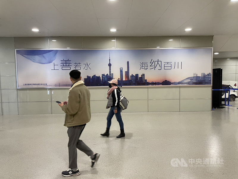 中國宣布自1日起取消兩岸航班登機前核酸檢測陰性證明，改以快篩取代。圖為上海浦東機場。中央社記者吳柏緯上海攝 112年4月2日