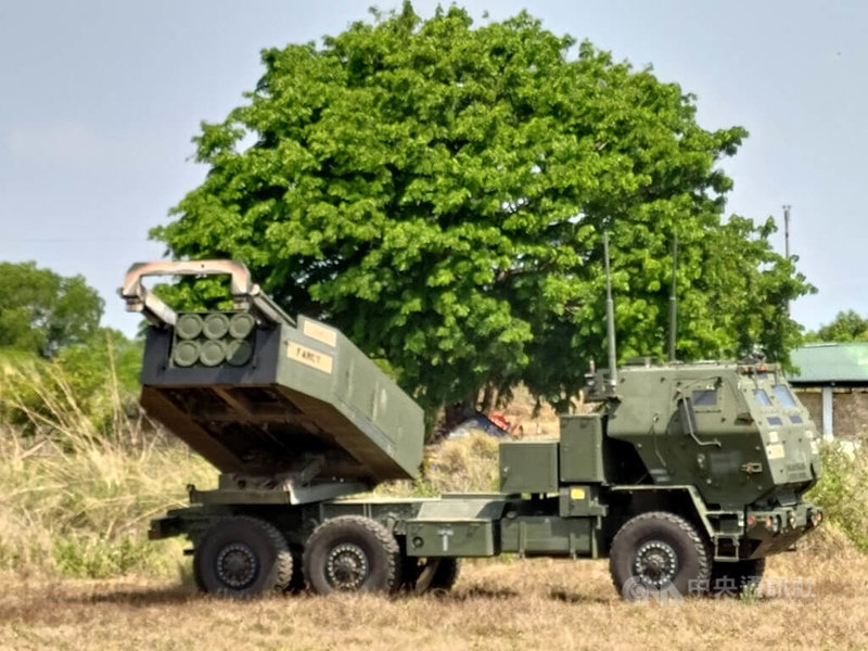 菲國陸軍和美國太平洋陸軍3月中旬於菲律賓最大的軍營麥格塞塞堡（Fort Magsaysay）展開「堅盾」（Salaknib）聯合演習，3月31日進行海馬士多管火箭系統實彈演習。中央社記者陳妍君麥格塞塞堡攝 112年4月2日