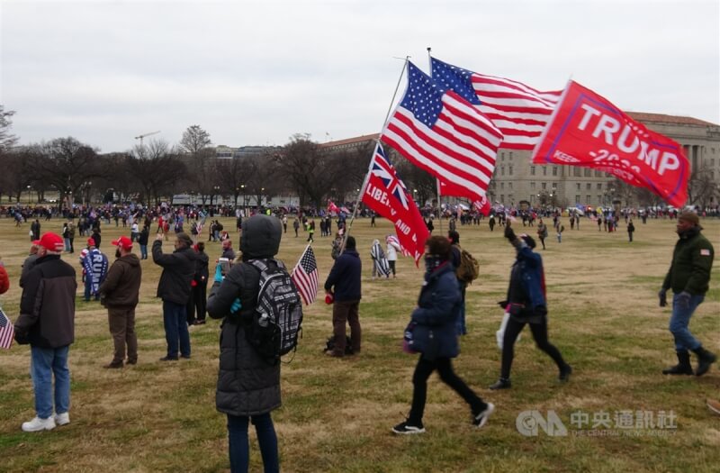圖為2021年1月6日國會暴動事件前，華府華盛頓紀念碑廣場湧入數萬名川普支持者。（中央社檔案照片）