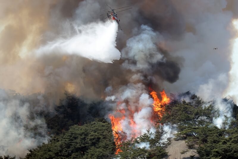韓國首爾市內的仁王山2日中午火警，延燒範圍相當大，當局出動消防直升機滅火。（韓聯社）