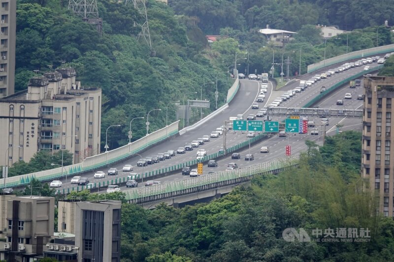 交通部高速公路局預估，2日國道8處路段易壅塞，其中國5行車時間約為平日5至7倍。圖為國道5號南港系統交流道車輛大排長龍。中央社記者鄭傑文攝 112年4月2日