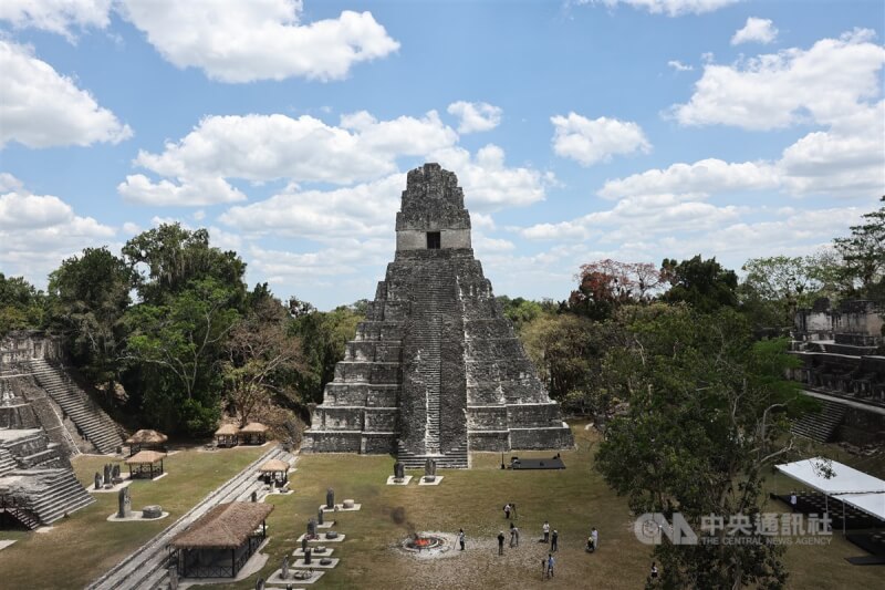 瓜地馬拉蒂卡爾（Tikal）國家公園位於瓜國北碇省，並且完整保留馬雅文明遺跡，圖為馬雅文明金字塔神殿。中央社記者趙世勳攝 112年4月2日