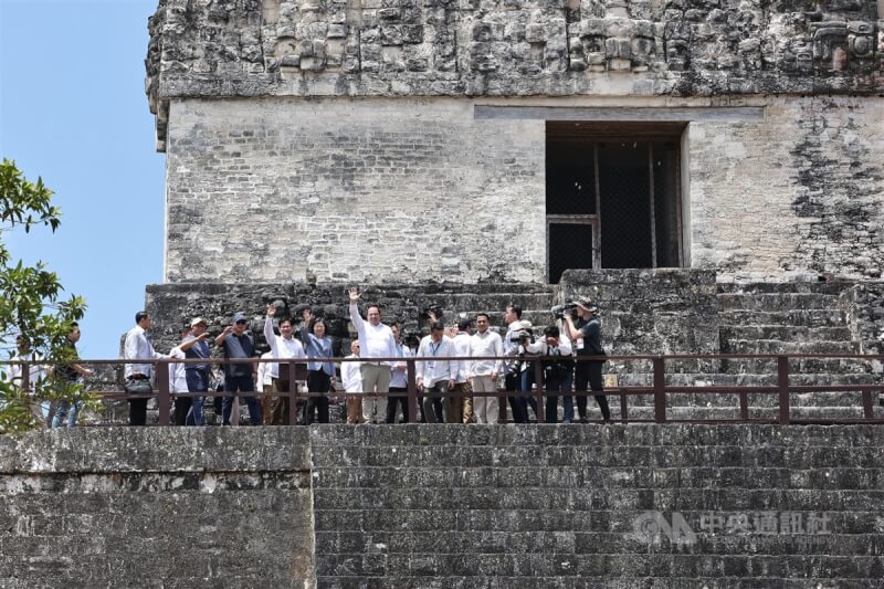 總統蔡英文（前左5，淺藍外套者）於當地時間1日上午前往瓜地馬拉蒂卡爾（Tikal）國家公園參訪，並登上馬雅文明2號神殿遺址，從高處揮手致意。中央社記者趙世勳攝 112年4月2日