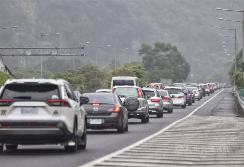 清明連假第3天，交通部高速公路局預估國道15路段易塞車。圖為1日國道5號往宜蘭方向車潮。中央社記者王飛華攝 112年4月1日