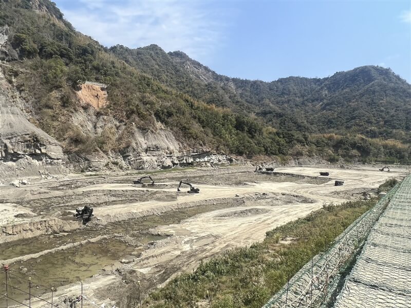 把握汛期前河川水位較低契機，國軍投入清淤工作。圖為國軍54工兵軍群協助曾文水庫擴大清淤工程施工情形。（水利署提供）中央社記者曾智怡傳真 112年4月2日