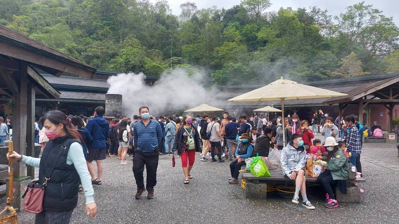 宜蘭縣2日天氣晴朗，許多民眾把握連假好天氣出遊，不少景區湧入人潮，宜蘭縣政府表示，清水地熱遊憩區上午9時10分啟動停車場總量管制，實施車輛一出一進。（宜蘭縣政府提供）中央社記者王朝鈺傳真  112年4月2日