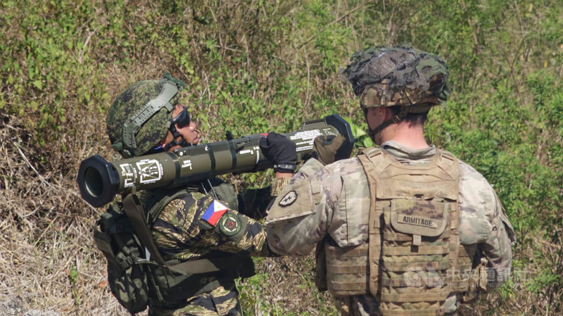 菲國陸軍和美國太平洋陸軍3月中旬於菲律賓最大的軍營麥格塞塞堡展開「堅盾」（Salaknib）聯合演習。圖為3月31日美軍指導菲國士兵操作AT4反裝甲火箭發射器。中央社記者陳妍君麥格塞塞堡攝 112年4月2日