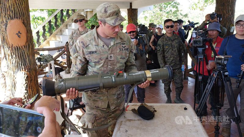 菲國陸軍和美國太平洋陸軍3月中旬於菲律賓最大的軍營麥格塞塞堡展開「堅盾」（Salaknib）聯合演習。圖為3月31日美軍向媒體展示AT4反裝甲火箭發射器。中央社記者陳妍君麥格塞塞堡攝 112年4月2日