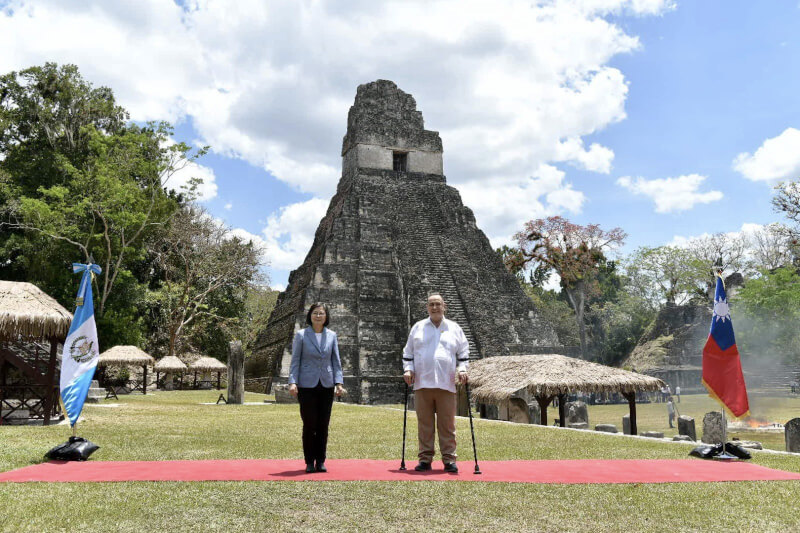 總統蔡英文（左）1日和瓜地馬拉總統賈麥岱（右）一起參訪被譽為馬雅文明心臟的蒂卡爾國家公園。（圖取自twitter.com/DrGiammattei）
