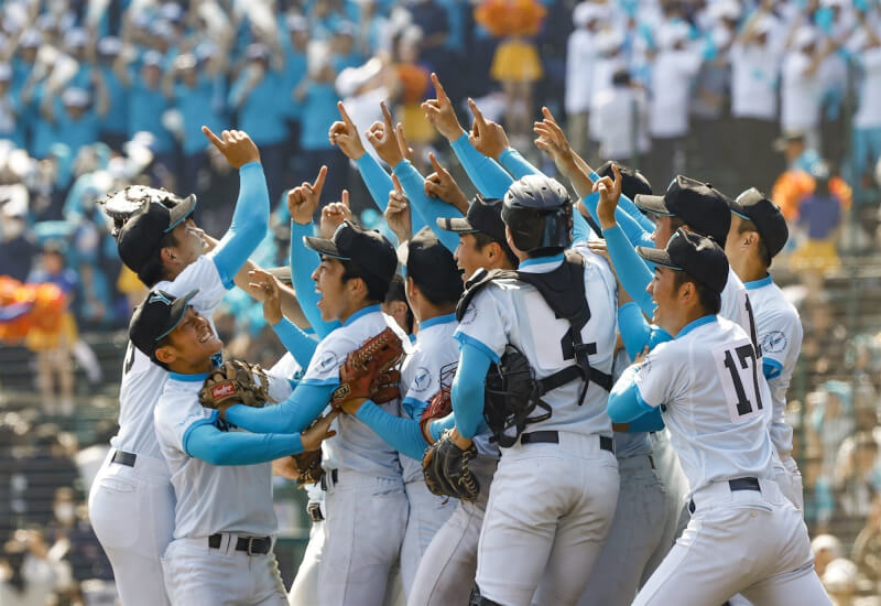 山梨學院1日以7比3擊敗兵庫縣的報德學園，成為山梨縣第一支甲子園奪冠隊伍。（共同社）