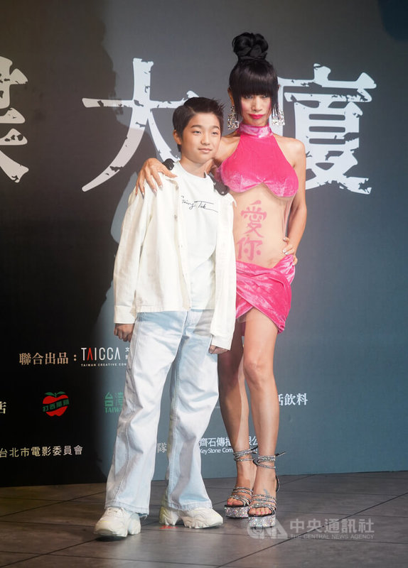 電影「蝴蝶大廈」2日在台北舉行卡司發布記者會，美籍華裔女星白靈（右）在片中與童星白潤音（左）飾演祖孫，挑戰全新角色。中央社記者裴禛攝 112年4月2日