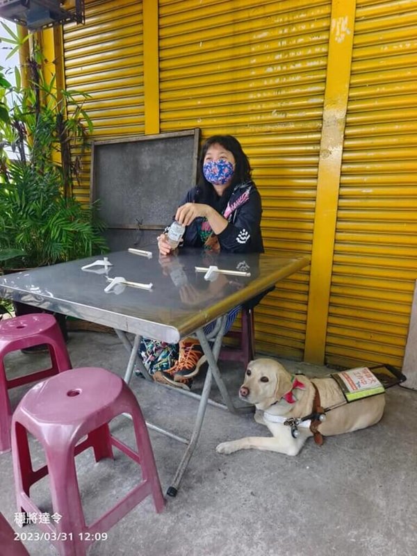 視障者連姓女子日前和友人到宜蘭知名小籠包店消費，店家以寵物不能入店為由，安排連女和導盲犬坐在室外用餐，連女感到挫折。店家表示，對於造成連女感受不佳，深感抱歉，日後也會注意。（讀者提供）中央社記者王朝鈺傳真 112年4月2日