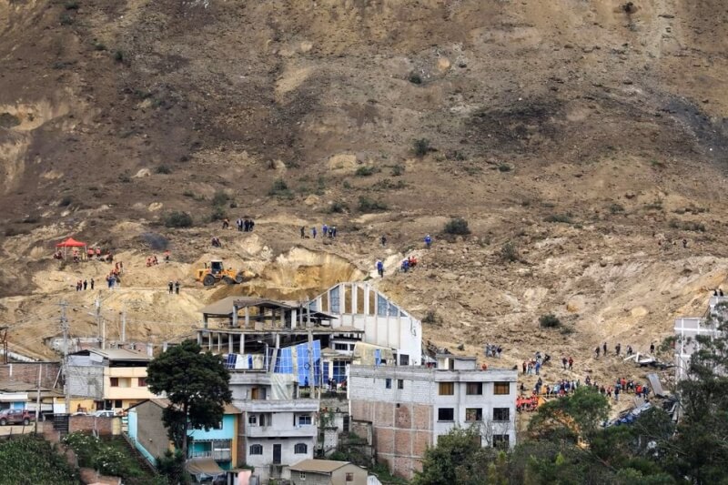 圖為3月28日阿勞西鎮遭土石流掩埋地區搜救情況。（路透社）