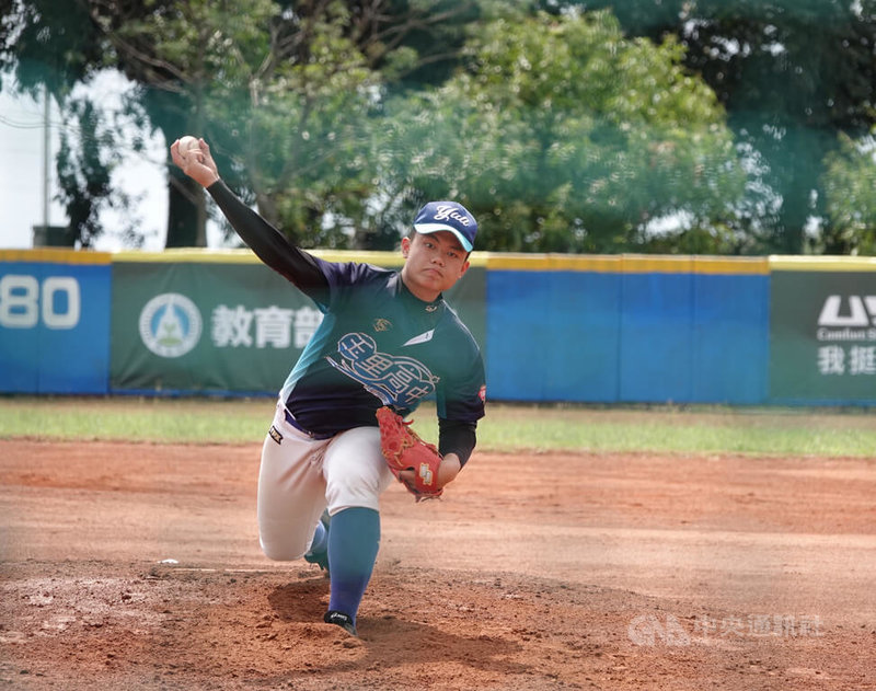 U18東岸聯盟棒球賽玉里高中高一投手李佾紘（圖）一場比一場好，前一場對新北市聯隊先發好投增自信，2日對普門中學先發投6局無失分，率隊以2比0拿勝，他希望球速可以再提升。中央社記者謝靜雯攝  112年4月2日