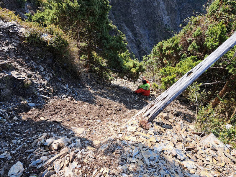 一支桃園市登山隊攀登干卓萬群峰時發生隊員失聯意外，66歲蔣姓隊員疑失足墜崖，南投縣消防局3日表示，由於當地地勢險惡，山谷坡度大，且通訊困難，搜救人員截至中午為止，仍未尋獲失聯隊員。（南投縣消防局提供）中央社記者吳哲豪傳真 112年4月3日