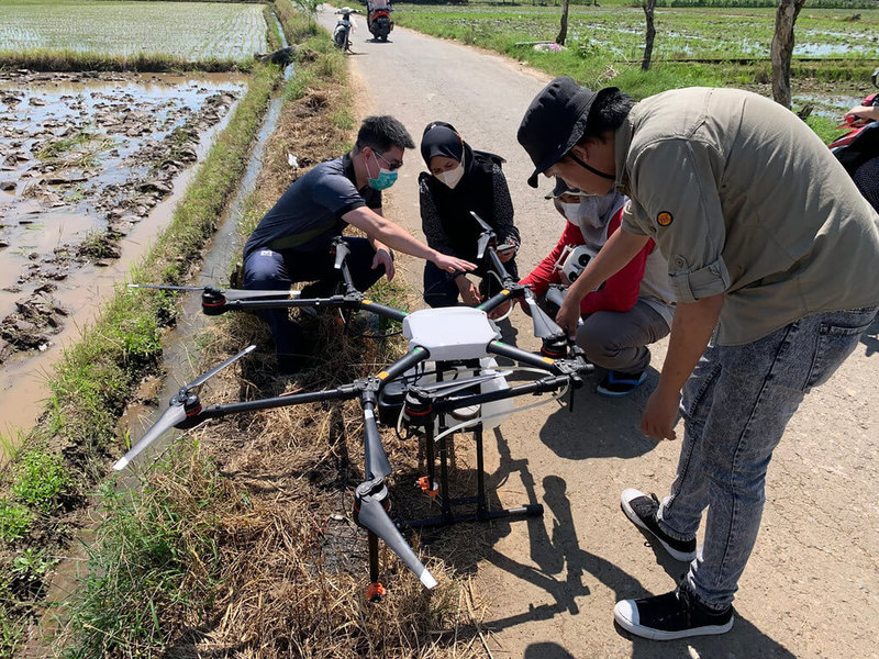 台灣技術團在南蘇拉威西省（Sulawesi Selatan）農地測試使用無人機。（駐印尼代表處提供）中央社記者李宗憲雅加達傳真  112年4月3日