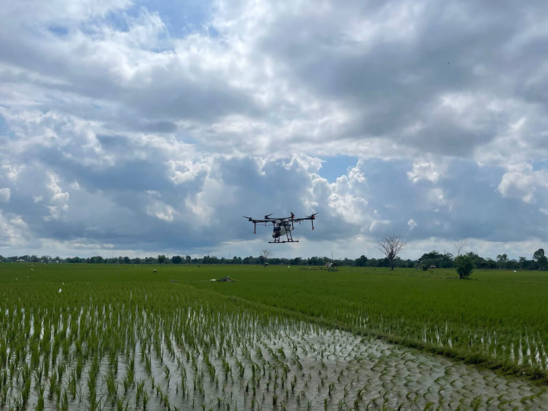 農用無人機在南蘇拉威西省（Sulawesi Selatan）戈瓦縣（Gowa）推廣區上方飛行。（駐印尼代表處提供） 中央社記者李宗憲雅加達傳真  112年4月3日