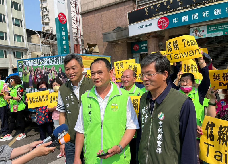 民間團體「雲林500會」支持副總統賴清德在2024年當選總統，3日啟動廣告車號召大家加入「雲林信賴之友會」，「雲林500會」會長林世堯（前中）、民進黨雲林縣黨部主委林金忠（前右）等人到場。（民進黨雲林縣黨部提供）中央社記者黃國芳傳真  112年4月3日