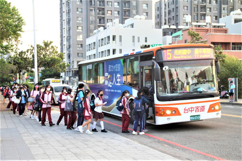 台中市推「雙十公車」優惠政策，搭車學生族群中以大學生居多約11%，國小生、國中生、高中生比例分別約為9%、7%、9%。（台中市政府提供）中央社記者趙麗妍傳真  112年4月3日