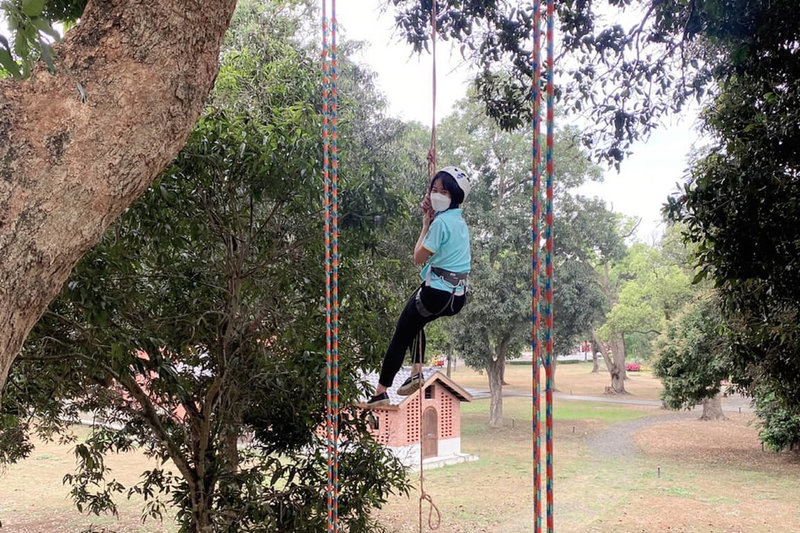 台南山上花園水道博物館在清明連假期間規劃攀樹登高活動，除了可體驗攀樹樂趣，認識不同的植物生態，攀高後也可俯瞰園區最具代表性的建築，顛覆過去參觀古蹟的方式。（台南市文化局提供）中央社記者楊思瑞台南傳真  112年4月3日