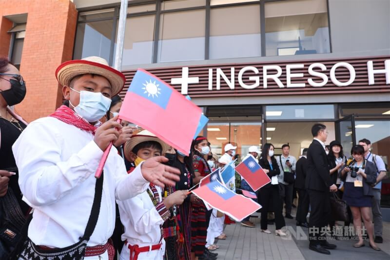 台灣與瓜地馬拉合建的齊瑪德南戈（Chimaltenango）醫院於當地時間2日上午舉行贈交儀式，醫院門口孩童手持中華民國國旗歡迎總統蔡英文到訪。中央社記者趙世勳攝 112年4月3日