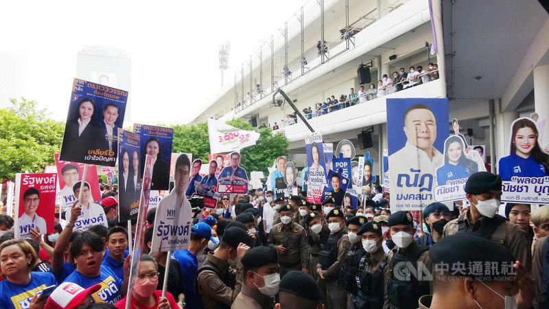 泰國將在5月14日舉行大選，3日是國會眾議員選舉登記日第一天，各參選人的支持者手持標語和高喊口號，將現場氣氛炒到熱鬧滾滾。中央社記者呂欣憓曼谷攝  112年4月3日