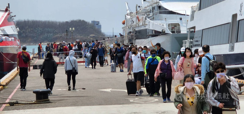 清明連假第3天，遊客3日持續湧入澎湖，各景點到處可見參觀人潮，也有旅客陸續返台。中央社 112年4月3日