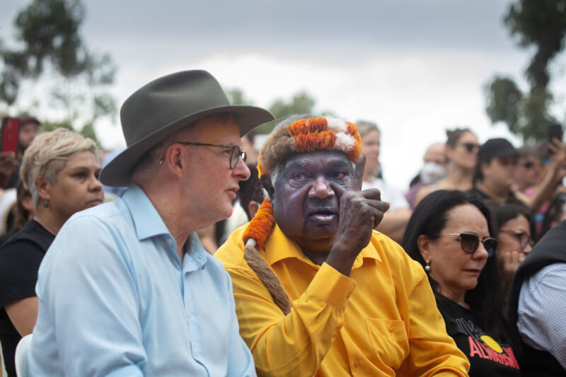 澳洲當代最重要的原住民領袖之一尤努平古（前右）3日逝世，享壽74歲。圖為尤努平古2022年7月29日與澳洲總理艾班尼斯（前左）合影。（Melanie Faith Dove／Yothu Yindi Foundation／Handout via 路透社）