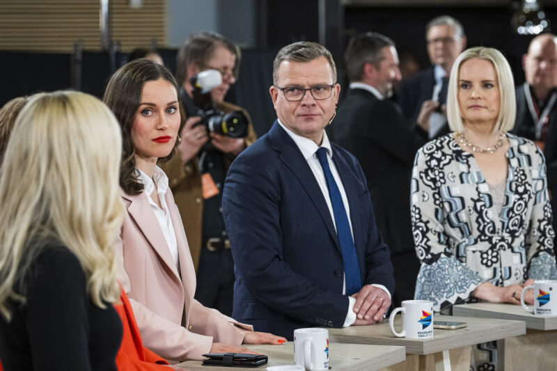 芬蘭在野黨國家聯合黨領導人歐爾波（前右2）2日宣布贏得國會大選，接下來歐爾波可能取代總理馬林（前右3），組建聯合政府。前右為得票躍居第2大黨芬蘭人黨的主席普拉。（法新社）